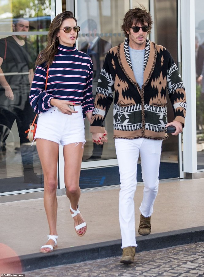 Alessandra Ambrosio diện áo tắm tình tứ bạn trai ở Cannes - ảnh 7