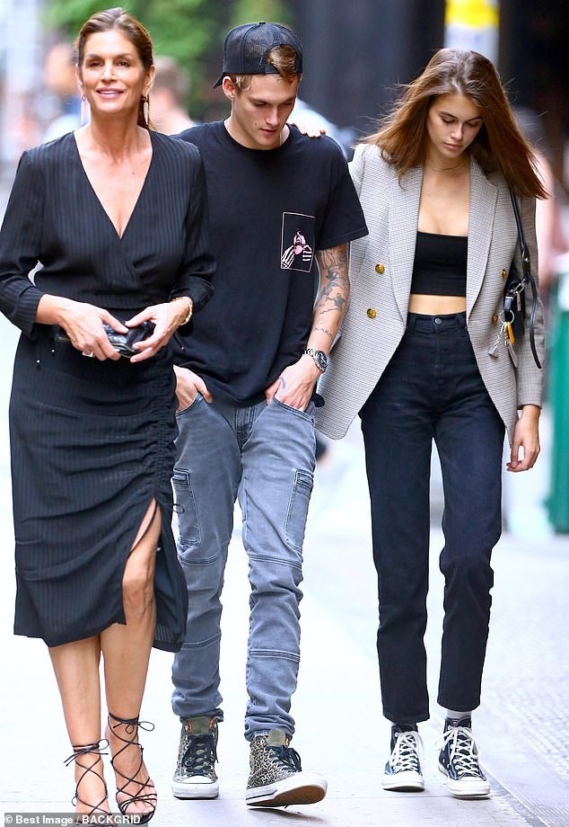 Cindy Crawford cùng con gái xinh như mộng ra phố - ảnh 9