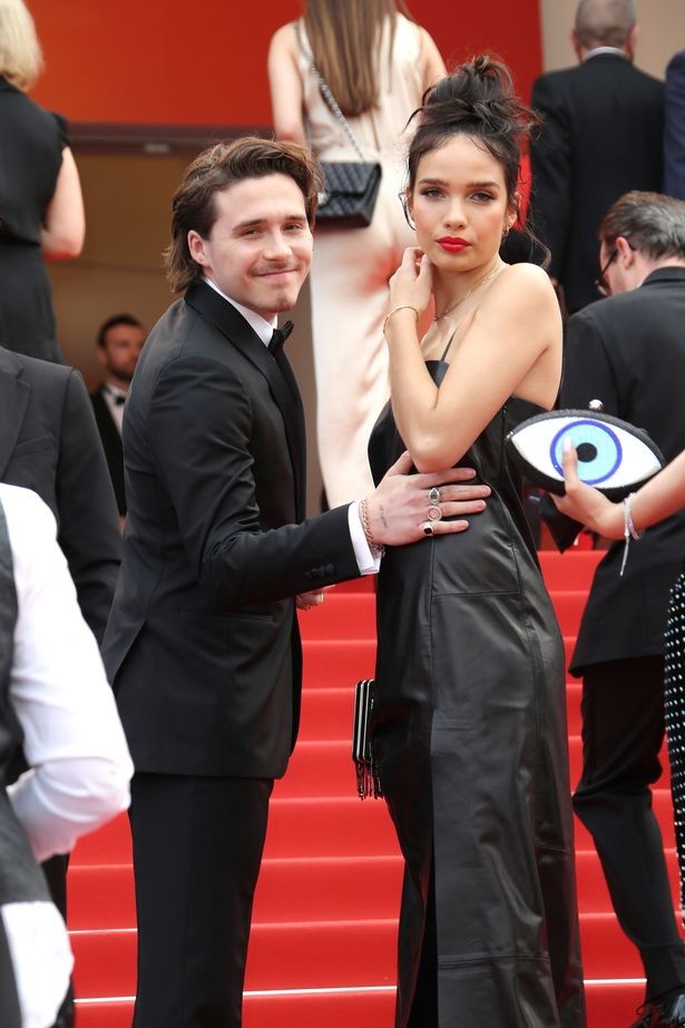 Cậu cả nhà Beckham tình tứ bạn gái hơn tuổi trên biển - ảnh 4