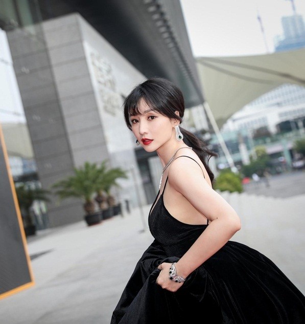 Liễu Nham ngực đầy trắng mịn, Thư Kỳ mặc xuyên thấu táo bạo - ảnh 5