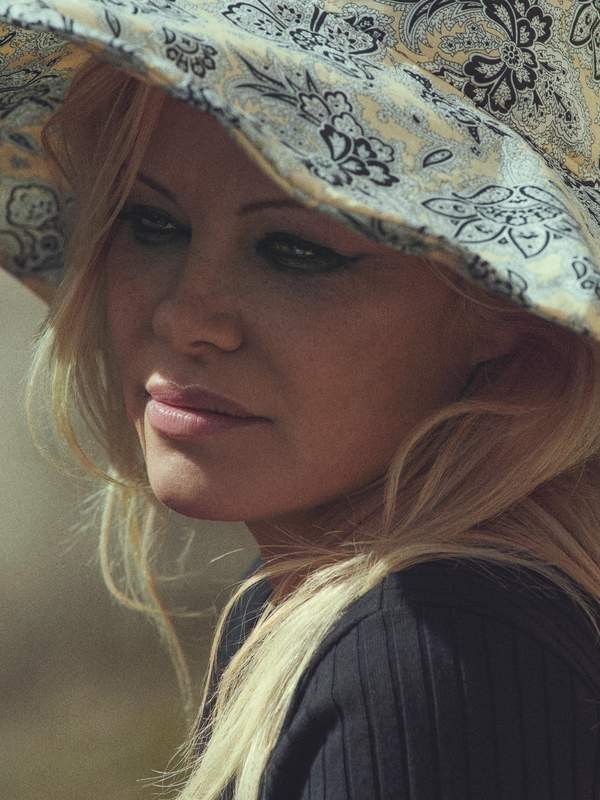 'Quả bom gợi cảm' Pamela Anderson hồi xuân nhờ yêu bồ trẻ kém 18 tuổi - ảnh 9