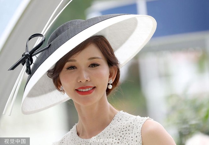 Lâm Chí Linh sang chảnh thanh lịch ở Anh - ảnh 1