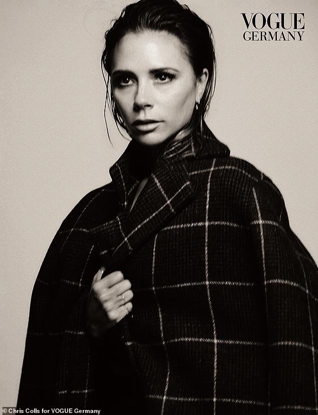 Victoria Beckham lưng trần không tì vết siêu gợi cảm - ảnh 4