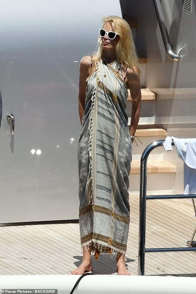 Siêu mẫu huyền thoại Claudia Schiffer U50 trẻ đẹp thon thả bất ngờ - ảnh 3