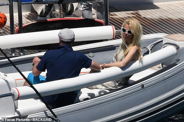 Siêu mẫu huyền thoại Claudia Schiffer U50 trẻ đẹp thon thả bất ngờ - ảnh 4