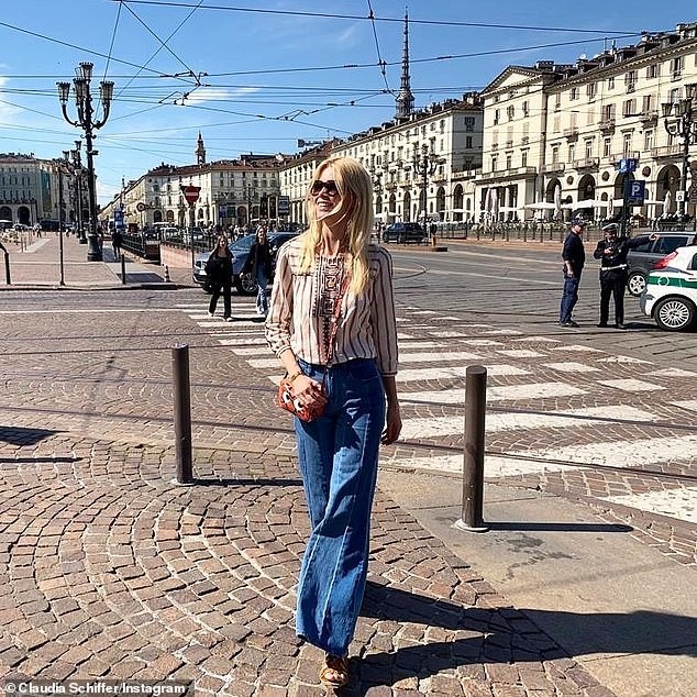 Siêu mẫu huyền thoại Claudia Schiffer U50 trẻ đẹp thon thả bất ngờ - ảnh 6