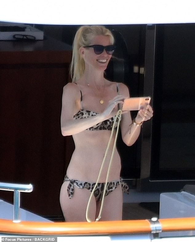 Siêu mẫu huyền thoại Claudia Schiffer U50 trẻ đẹp thon thả bất ngờ - ảnh 2
