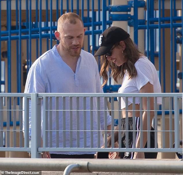 Irina Shayk ôm đàn ông lạ sau 6 tuần chia tay Bradley Cooper - ảnh 2
