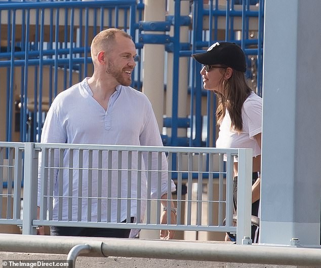 Irina Shayk ôm đàn ông lạ sau 6 tuần chia tay Bradley Cooper - ảnh 3