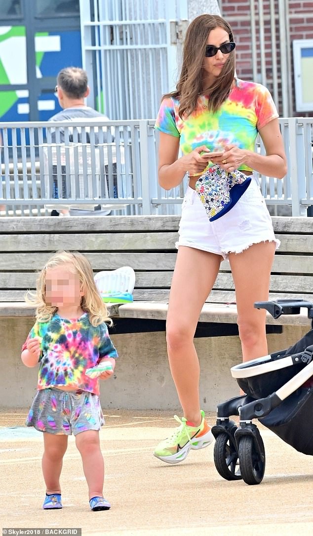 Irina Shayk ôm đàn ông lạ sau 6 tuần chia tay Bradley Cooper - ảnh 6