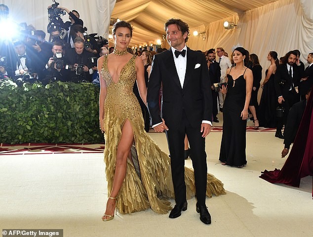 Irina Shayk ôm đàn ông lạ sau 6 tuần chia tay Bradley Cooper - ảnh 9