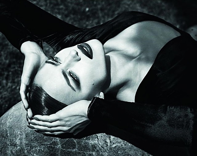 Adriana Lima quyến rũ với đầm đỏ tôn đường cong rực lửa - ảnh 10