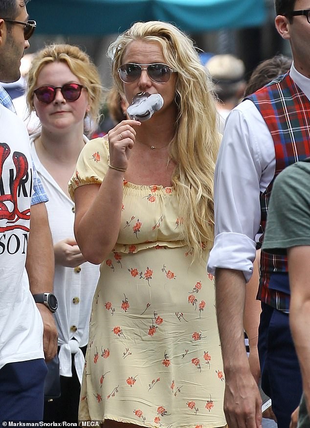 Britney Spears 'xin một vé về tuổi thơ' ở Disneyland cùng bạn trai kém 12 tuổi - ảnh 4