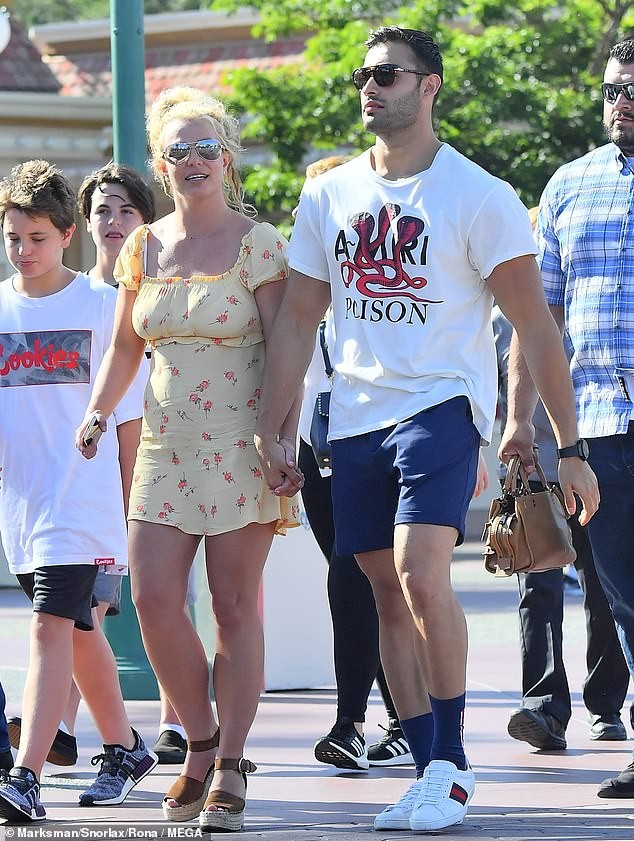 Britney Spears 'xin một vé về tuổi thơ' ở Disneyland cùng bạn trai kém 12 tuổi - ảnh 2
