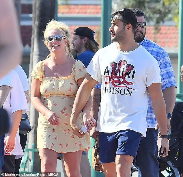 Britney Spears 'xin một vé về tuổi thơ' ở Disneyland cùng bạn trai kém 12 tuổi - ảnh 1