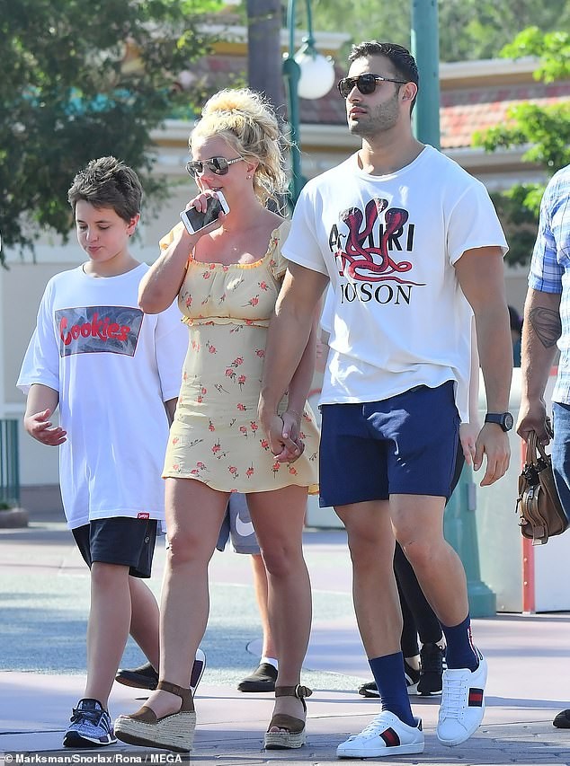 Britney Spears 'xin một vé về tuổi thơ' ở Disneyland cùng bạn trai kém 12 tuổi - ảnh 5