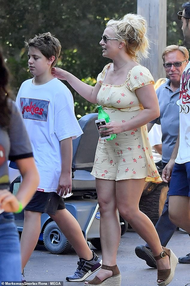 Britney Spears 'xin một vé về tuổi thơ' ở Disneyland cùng bạn trai kém 12 tuổi - ảnh 6
