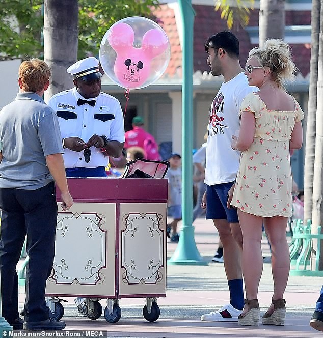 Britney Spears 'xin một vé về tuổi thơ' ở Disneyland cùng bạn trai kém 12 tuổi - ảnh 7