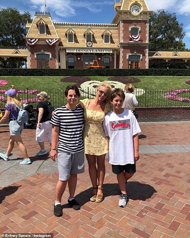 Britney Spears 'xin một vé về tuổi thơ' ở Disneyland cùng bạn trai kém 12 tuổi - ảnh 9