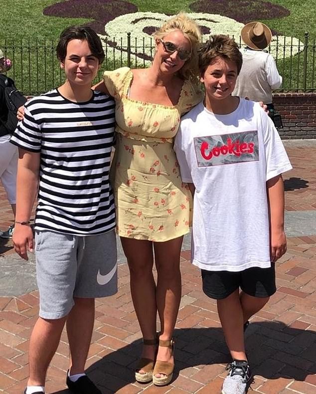 Britney Spears 'xin một vé về tuổi thơ' ở Disneyland cùng bạn trai kém 12 tuổi - ảnh 8