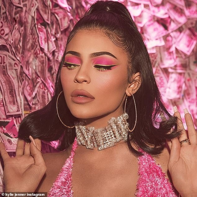 Cô út nhà Kardashian được bạn trai trải hoa hồng đầy nhà mừng sinh nhật - ảnh 4