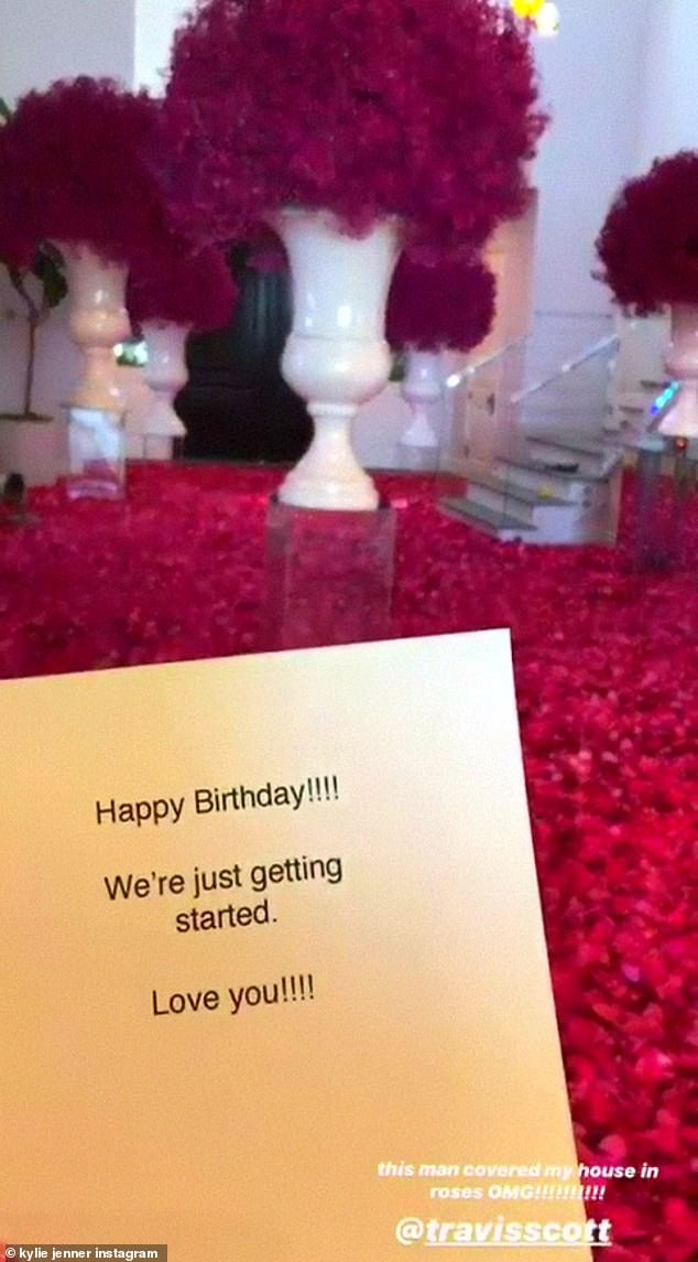 Cô út nhà Kardashian được bạn trai trải hoa hồng đầy nhà mừng sinh nhật - ảnh 1