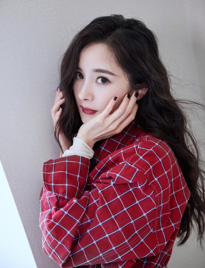 Dương Mịch xinh như búp bê, chân dài mê mải, rộ tin hẹn hò trai trẻ - ảnh 1
