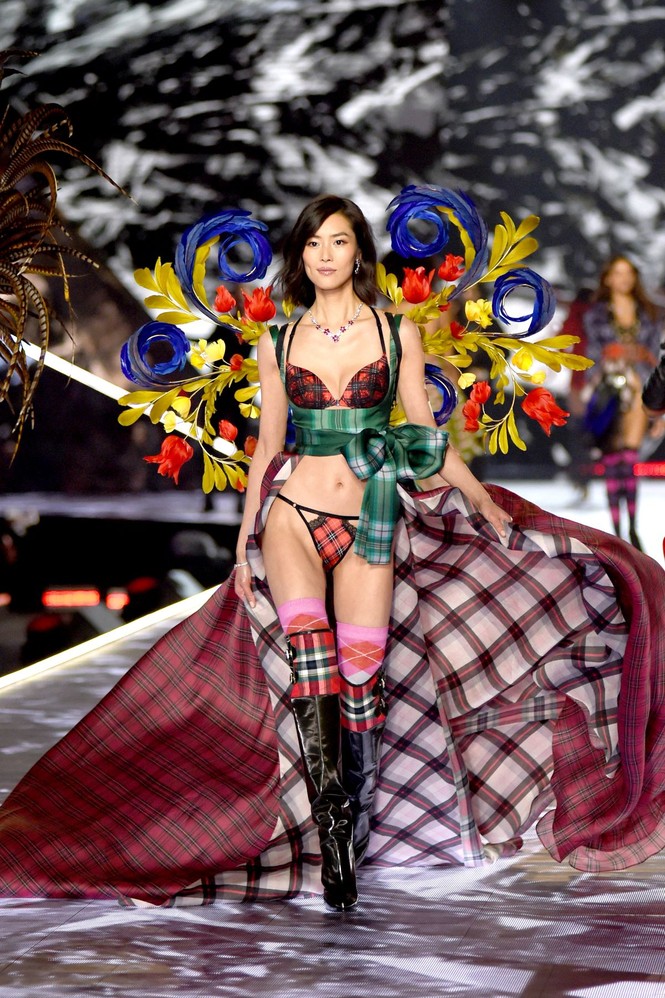Dáng vóc hoàn hảo của mỹ nhân nội y gốc Hoa Liu Wen - ảnh 20