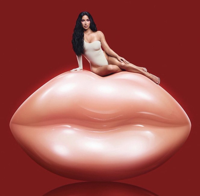 Dân mạng cười lăn ảnh Kim Kardashian photoshop quá đà 6 ngón chân - ảnh 7