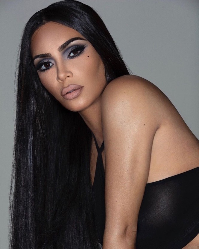 Dân mạng cười lăn ảnh Kim Kardashian photoshop quá đà 6 ngón chân - ảnh 8