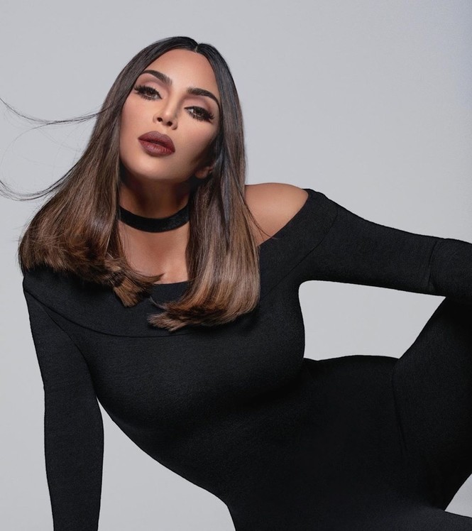 Dân mạng cười lăn ảnh Kim Kardashian photoshop quá đà 6 ngón chân - ảnh 10