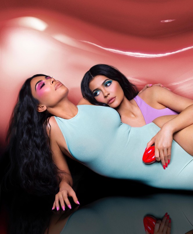 Dân mạng cười lăn ảnh Kim Kardashian photoshop quá đà 6 ngón chân - ảnh 3