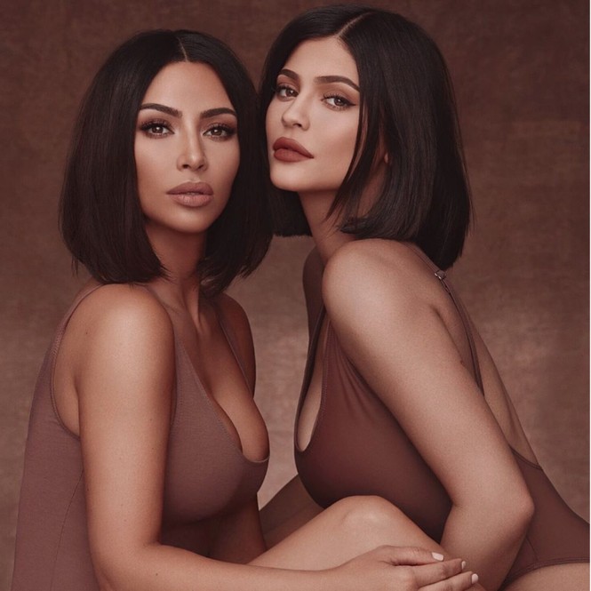 Dân mạng cười lăn ảnh Kim Kardashian photoshop quá đà 6 ngón chân - ảnh 11