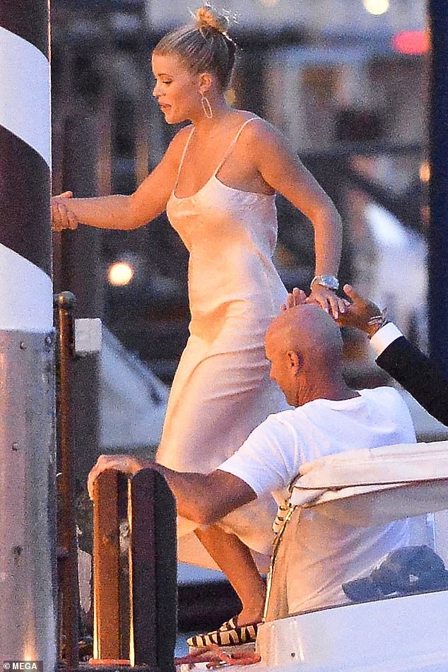 Nàng mẫu 9x Sofia Richie eo thon ngực đầy tại Venice - ảnh 7