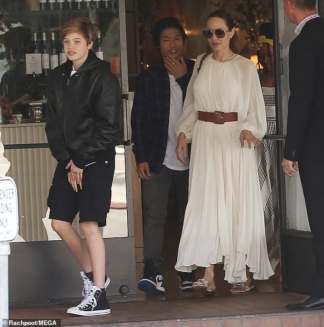 Angelina Jolie như nữ thần trên phố, Pax Thien 15 tuổi điển trai chững chạc - ảnh 3