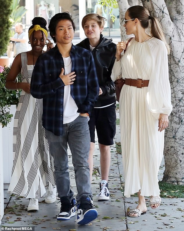 Angelina Jolie như nữ thần trên phố, Pax Thien 15 tuổi điển trai chững chạc - ảnh 5