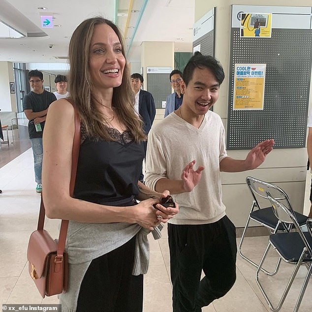 Angelina Jolie như nữ thần trên phố, Pax Thien 15 tuổi điển trai chững chạc - ảnh 8