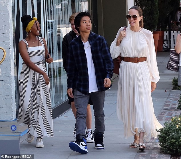 Angelina Jolie như nữ thần trên phố, Pax Thien 15 tuổi điển trai chững chạc - ảnh 1