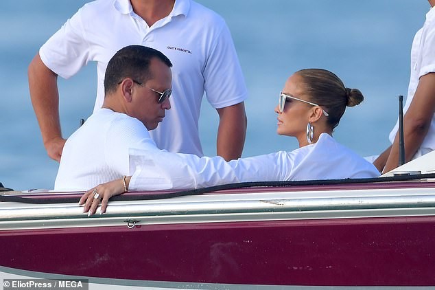 Jennifer Lopez khoe eo thon, nóng bỏng với váy xẻ cao hết cỡ - ảnh 5