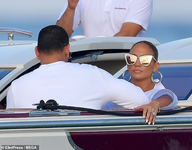 Jennifer Lopez khoe eo thon, nóng bỏng với váy xẻ cao hết cỡ - ảnh 4
