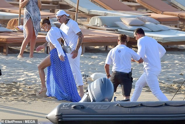 Jennifer Lopez khoe eo thon, nóng bỏng với váy xẻ cao hết cỡ - ảnh 9