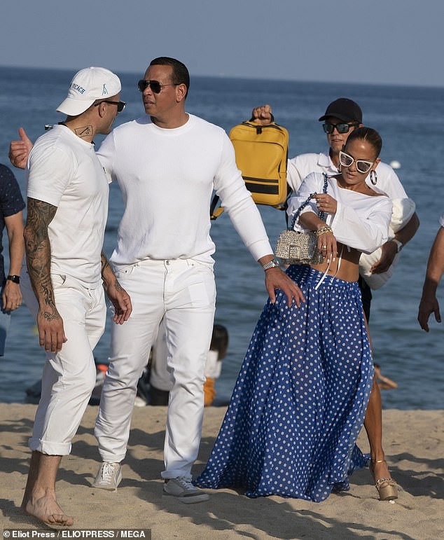 Jennifer Lopez khoe eo thon, nóng bỏng với váy xẻ cao hết cỡ - ảnh 10