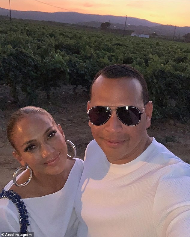 Jennifer Lopez khoe eo thon, nóng bỏng với váy xẻ cao hết cỡ - ảnh 13