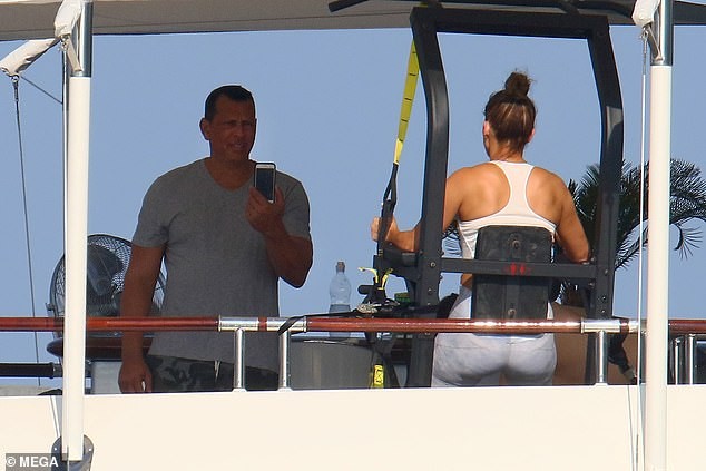 Jennifer Lopez khoe dáng bốc lửa tuổi 50 trên du thuyền - ảnh 9