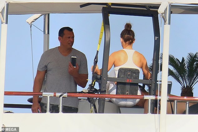 Jennifer Lopez khoe dáng bốc lửa tuổi 50 trên du thuyền - ảnh 10