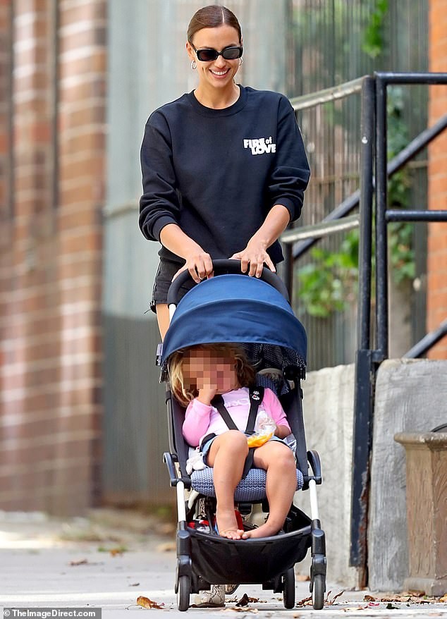 Đưa con đi dạo, Irina Shayk vẫn đẹp và thần thái như đang catwalk - ảnh 3