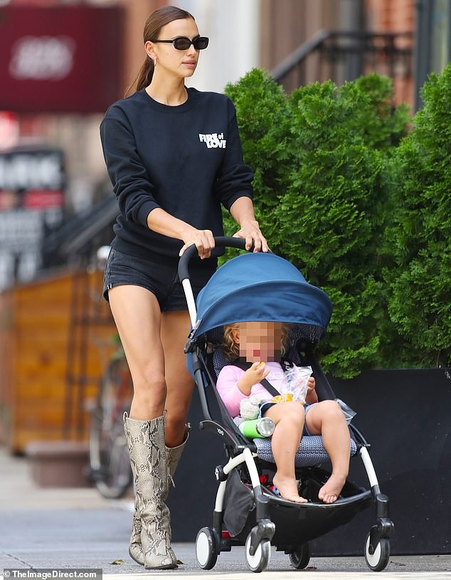 Đưa con đi dạo, Irina Shayk vẫn đẹp và thần thái như đang catwalk - ảnh 2