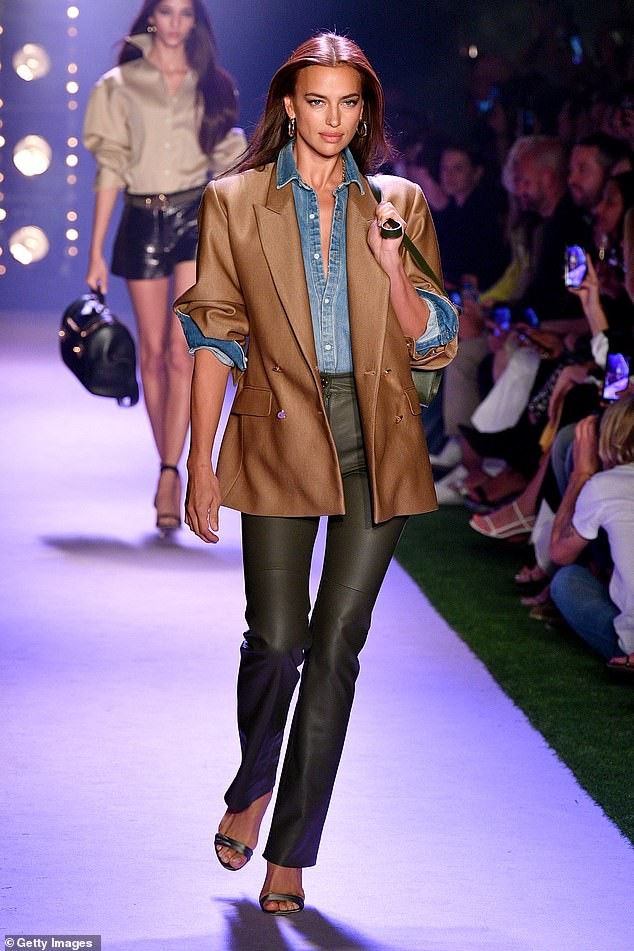 Đưa con đi dạo, Irina Shayk vẫn đẹp và thần thái như đang catwalk - ảnh 13