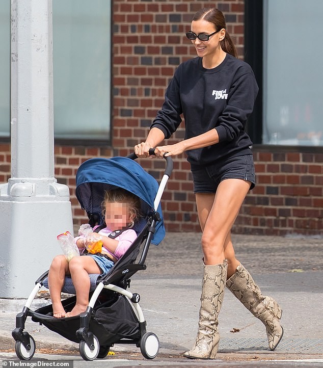Đưa con đi dạo, Irina Shayk vẫn đẹp và thần thái như đang catwalk - ảnh 1
