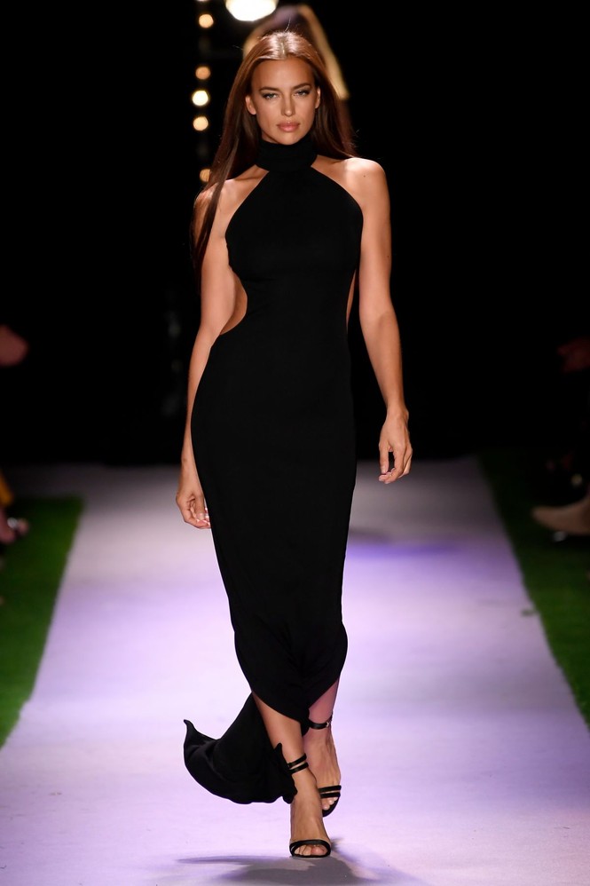 Đưa con đi dạo, Irina Shayk vẫn đẹp và thần thái như đang catwalk - ảnh 11